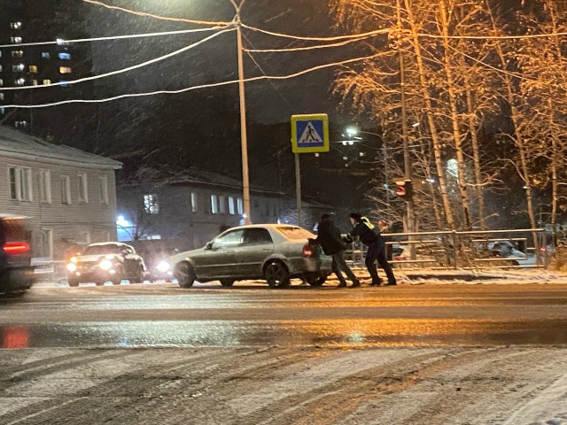 Инспекторы ДПС пришли на помощь водителю в Петрозаводске