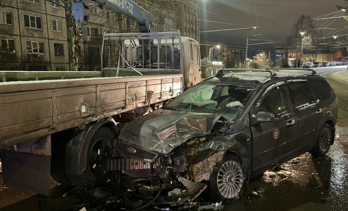 Два автомобиля столкнулись на Первомайском проспекте в Петрозаводске