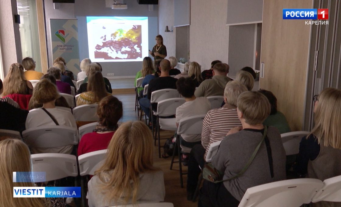 Tatjana Islamajeva pitää luennon suomen kielen historiasta