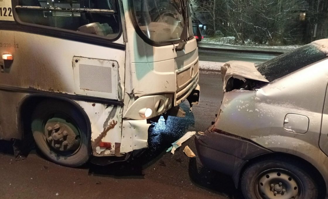 Водитель автобуса устроил ДТП в Петрозаводске