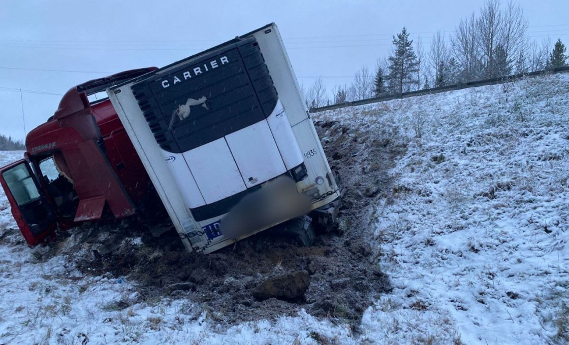 В Карелии фура с грузом съехала в кювет
