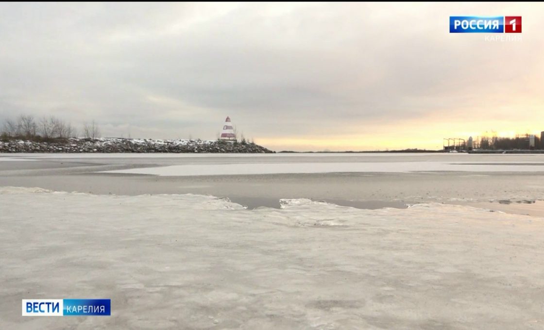 Выход на лед в Карелии запрещен, однако рыбаков опасность не останавливает