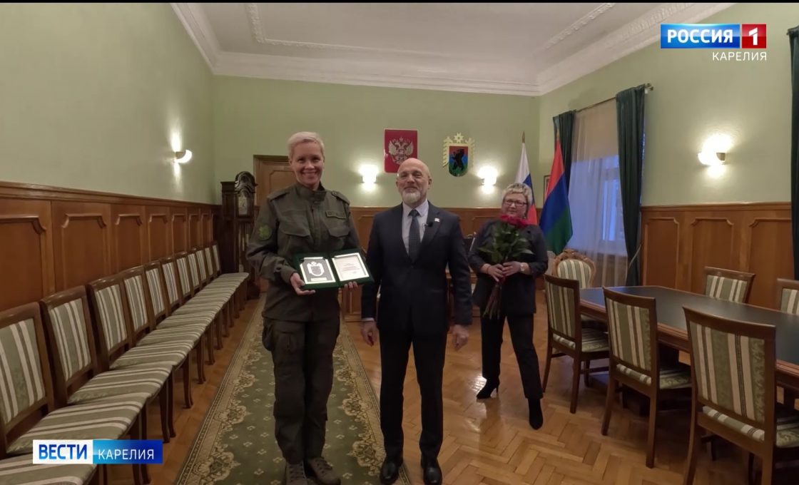 Двумя медалями отметили инструктора по тактической медицине в Петрозаводске