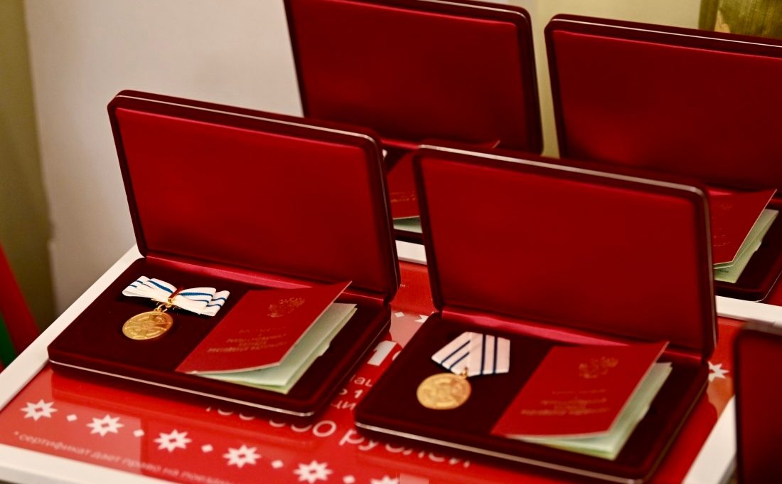 Артур Парфенчиков вручил государственные награды жителям Карелии