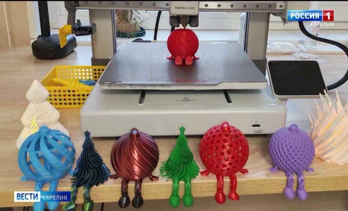 Новогодние игрушки получат в подарок учителя и родственники ветерана боевых действий