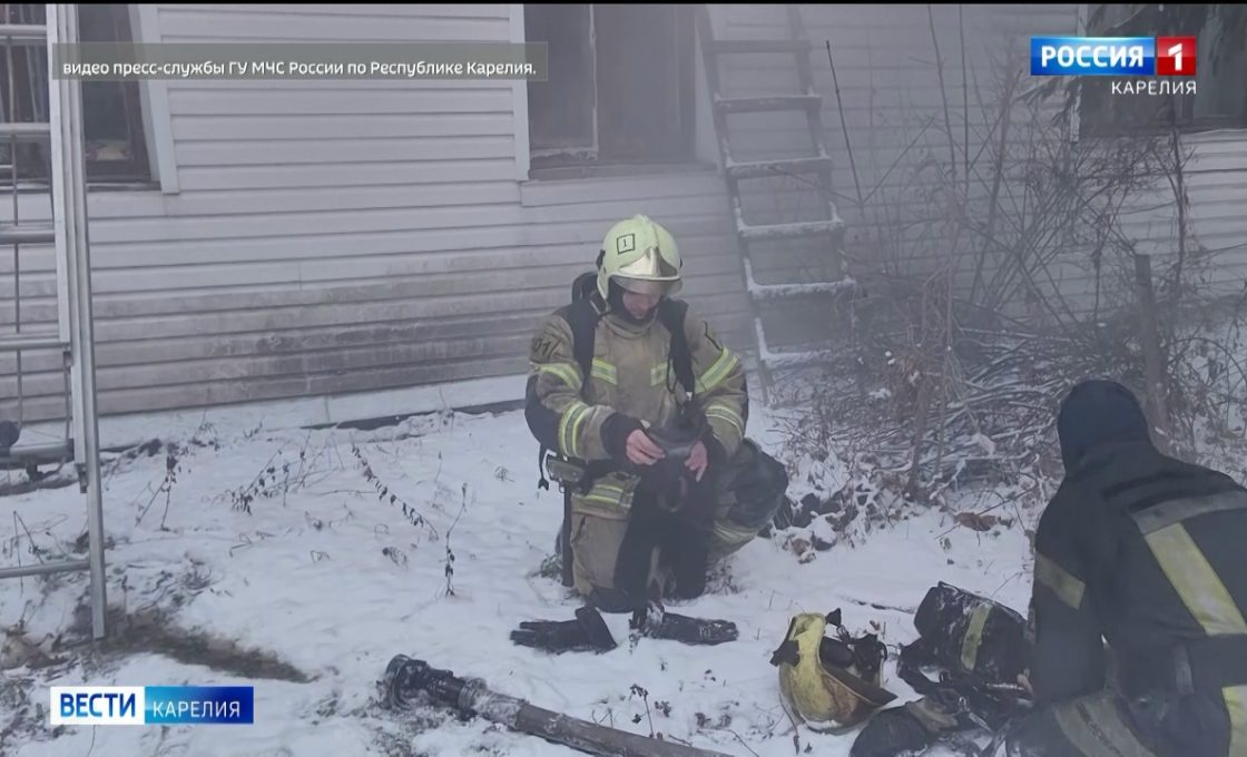 Сегодня в центре Петрозаводска вспыхнул двухэтажный дом