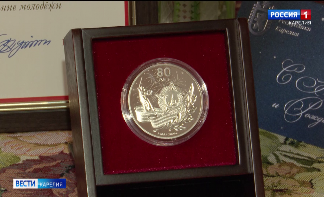 Памятную медаль к 80-летию Победы и грамоту от президента страны Глава республики Артур Парфенчиков вручил Константину Степановичу Панову