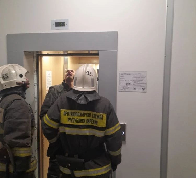 В Медвежьегорской школе в лифте застряли дети