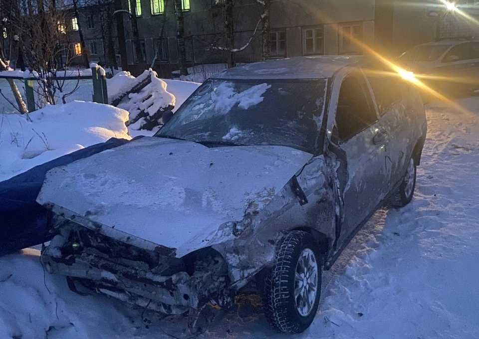 Открывшийся во время движения капот привел к ДТП в Карелии