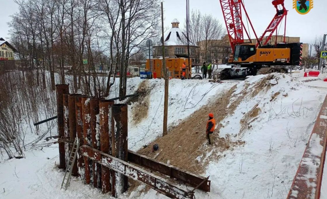 В Олонце ремонтируют мост через реку Мегрегу