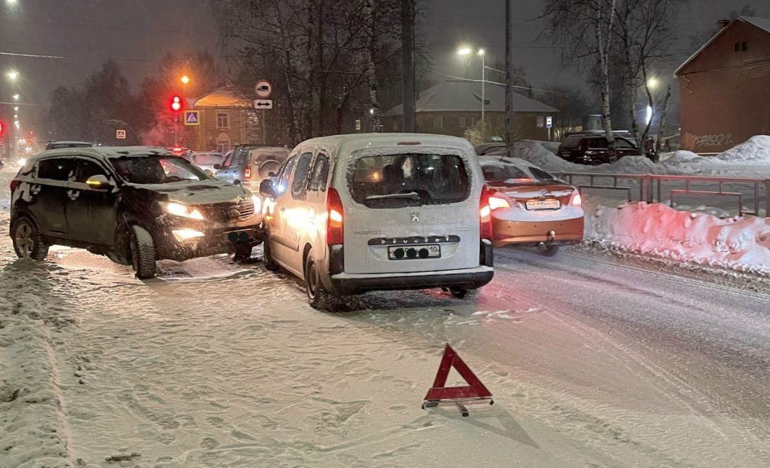 В Петрозаводске двухлетняя девочка пострадала в ДТП
