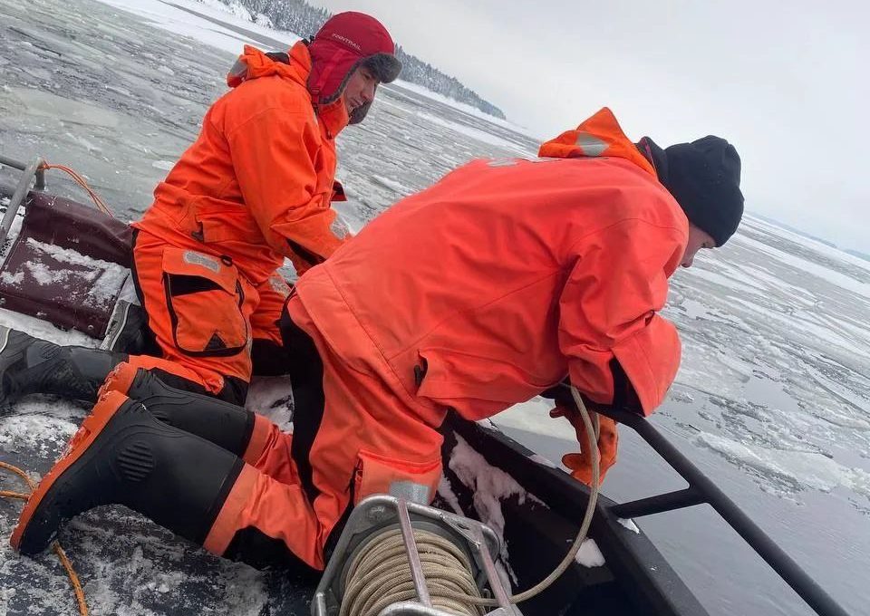 Спасатели подняли из воды утонувшего рыбака в Кондопожском районе