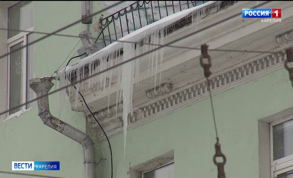 Жителей Петрозаводска беспокоит опасный лёд на крышах