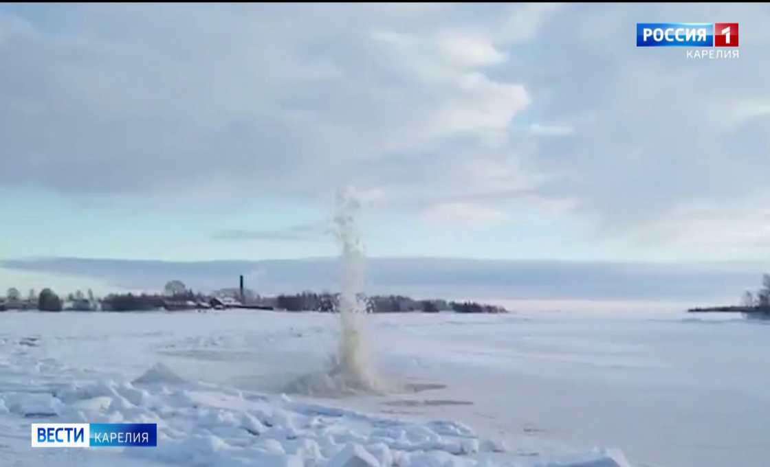 Карельские спасатели взорвали лед на реке Нижний Выг в Беломорске