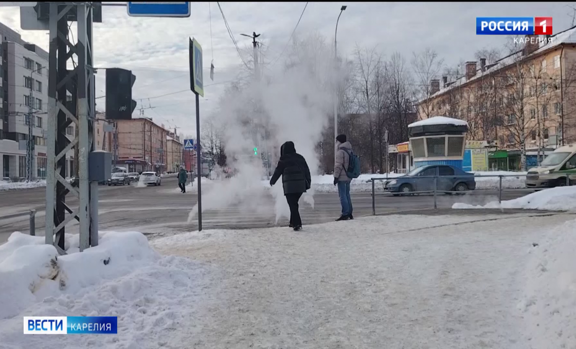 В центре Петрозаводска из-под люков бьёт пар: коммунальщики объяснили причину