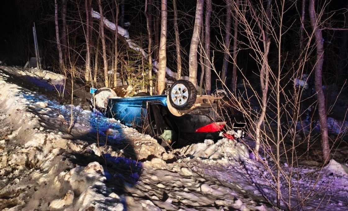 За выходные в Карелии два автомобиля оказались на крыше