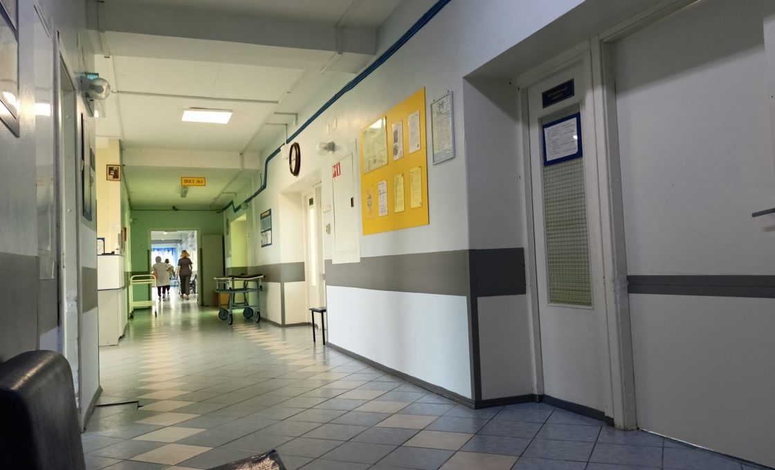 В Городской детской больнице ремонтируют зал для занятий лечебной физкультурой с особенными детьми