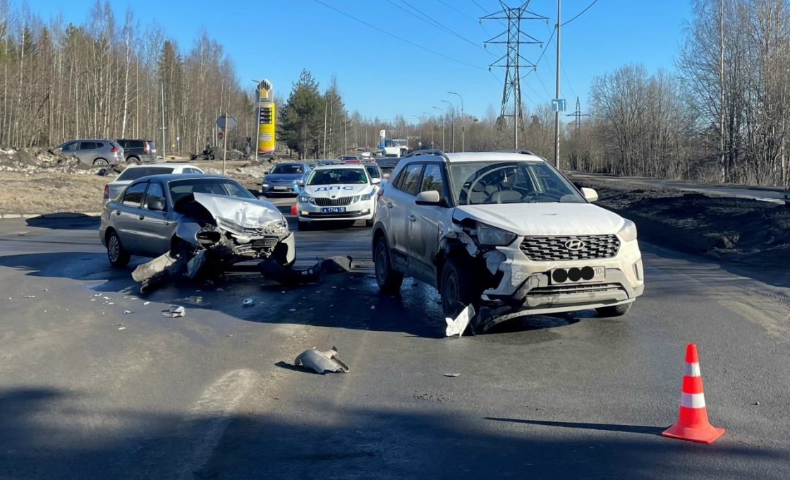 Два автомобиля столкнулись на Лососинском шоссе в Петрозаводске