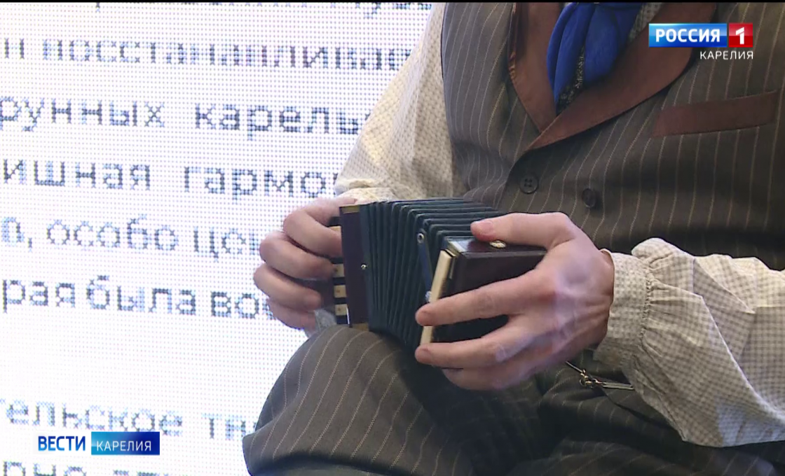 В Национальном театре Карелии открылась выставка музыкальных инструментов народов России