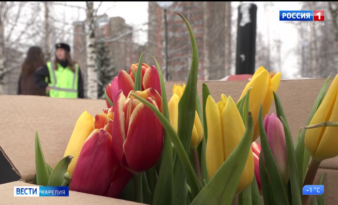 Сотрудники ГИБДД и юные инспекторы поздравили жительниц Петрозаводска с наступающим 8 марта