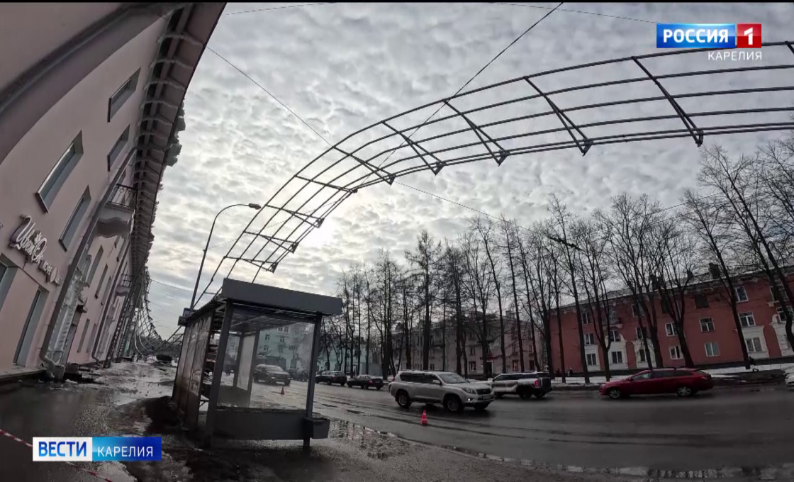 В центре Петрозаводска рухнуло ограждение крыши
