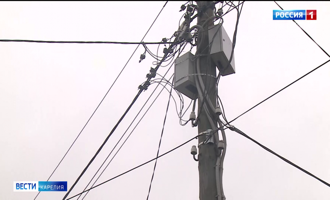 В Сулажгоре жители два года не могут добиться замены гнилой опоры ЛЭП