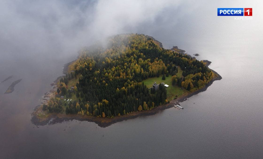 «Sie, pilvilöin tagan» / «Там, за облаками»
