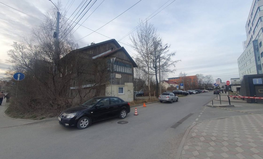 В Петрозаводске пешеходы попали под машину