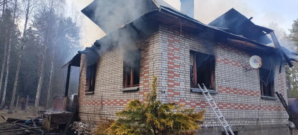 В сгоревшем дачном доме обнаружено тело женщины