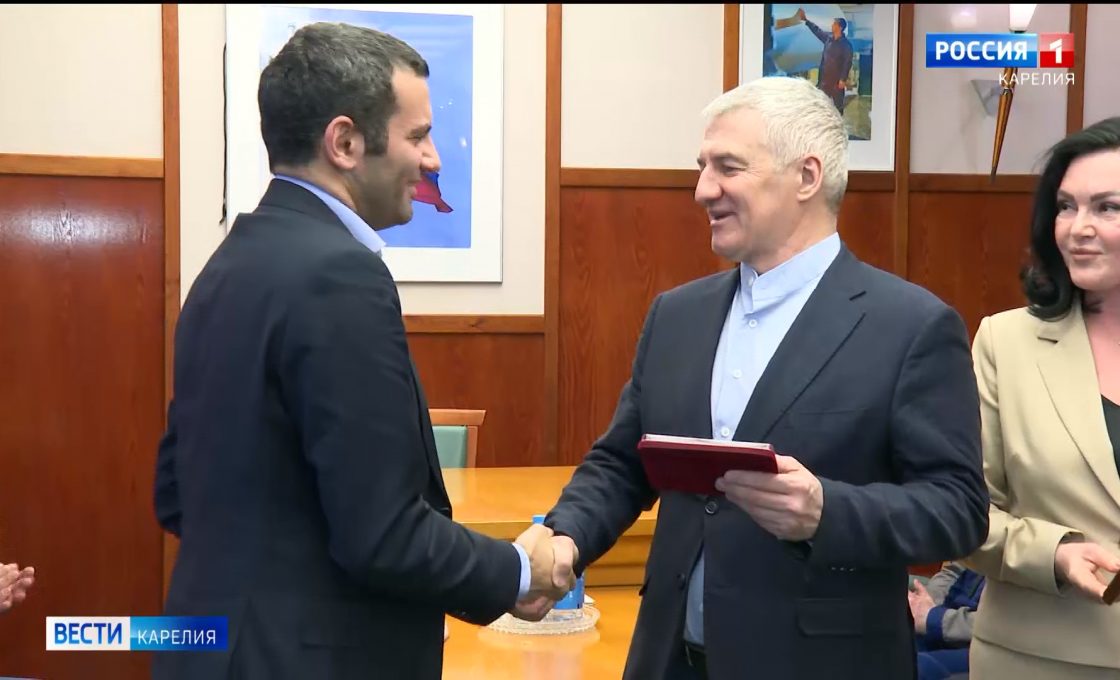 Артур Парфенчиков вручил коллективу Кондопожского ЦБК орден «Сампо»