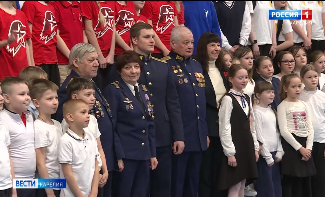 Ученики Деревянской школы встретились с легендами карельской авиации