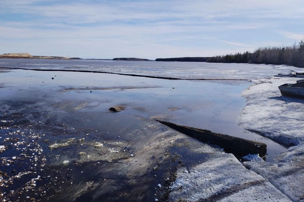 В Карелии локализовали пятно таллового масла, попавшее в Выгозеро