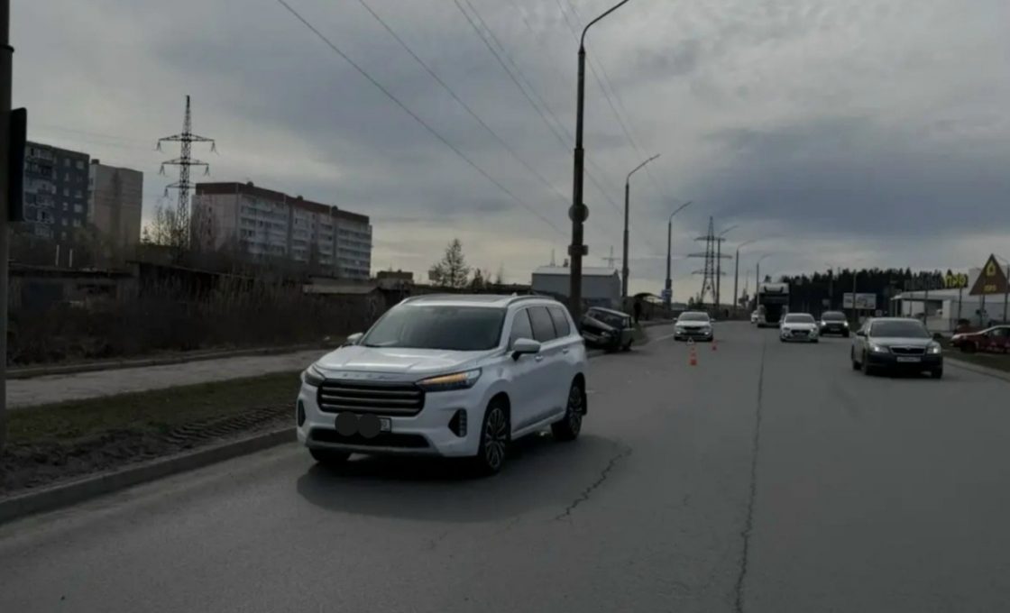 Два автомобиля столкнулись на Лесном проспекте в Петрозаводске