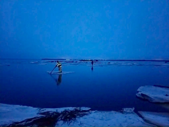 В Карелии ребенка и мужчину спасли с дрейфующих льдин