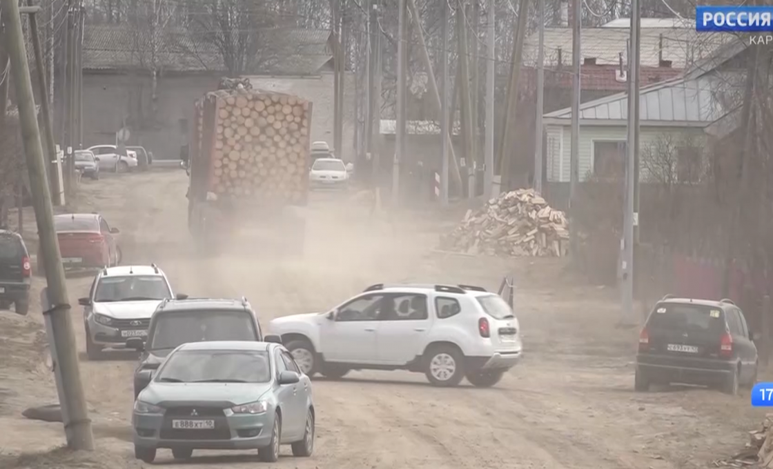 Жители улицы Полевой в Пудоже жалуются на клубы пыли