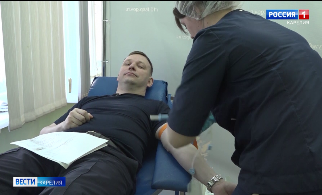 Судебные приставы Карелии стали донорами — прямо на работе