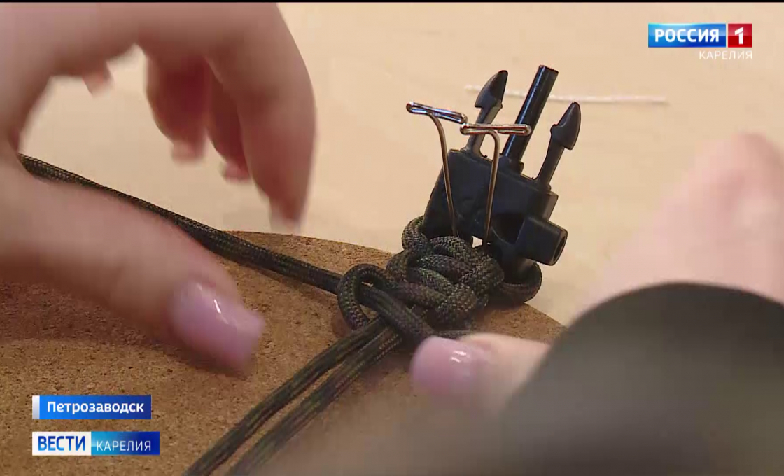 Студентов российской правовой академии сегодня научили плести тактические браслеты