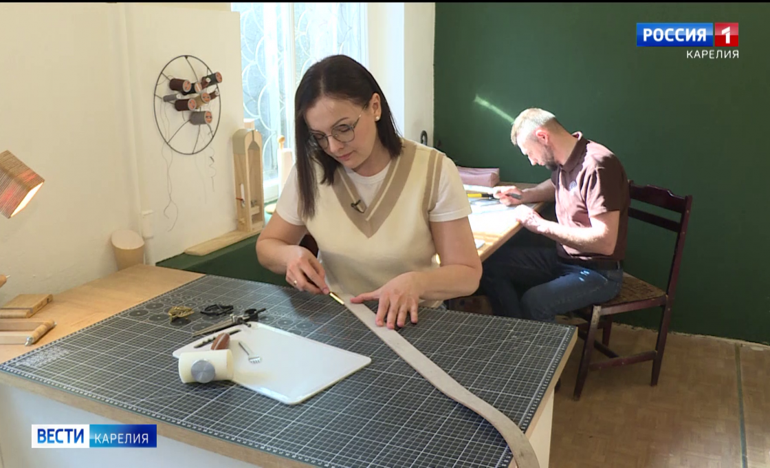 Супруги Алевтина и Артур Морозовы уже 3 года занимаются кожевенным делом