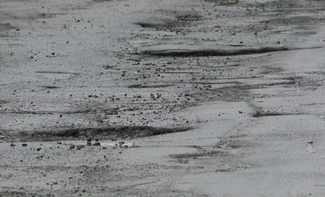 В Пудоже начался ямочный ремонт дорог