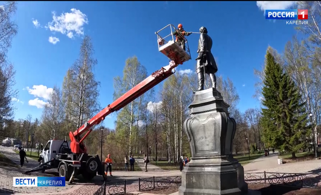 В Петрозаводске отмыли памятники
