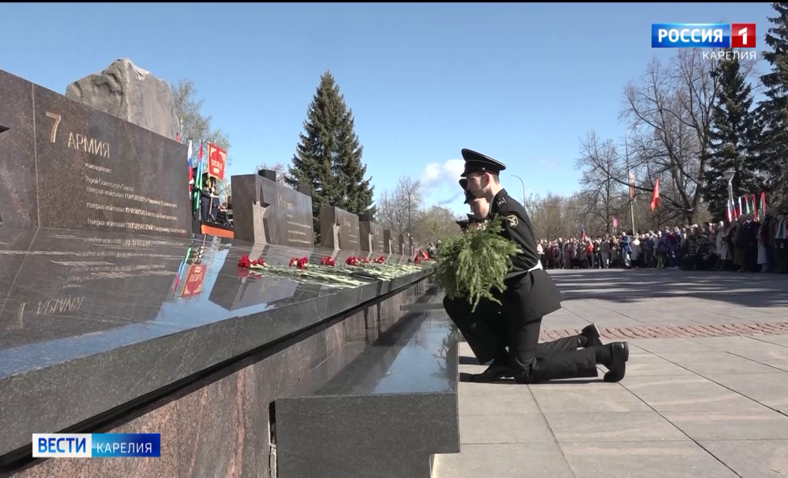 В Петрозаводске возложили цветы к мемориалам