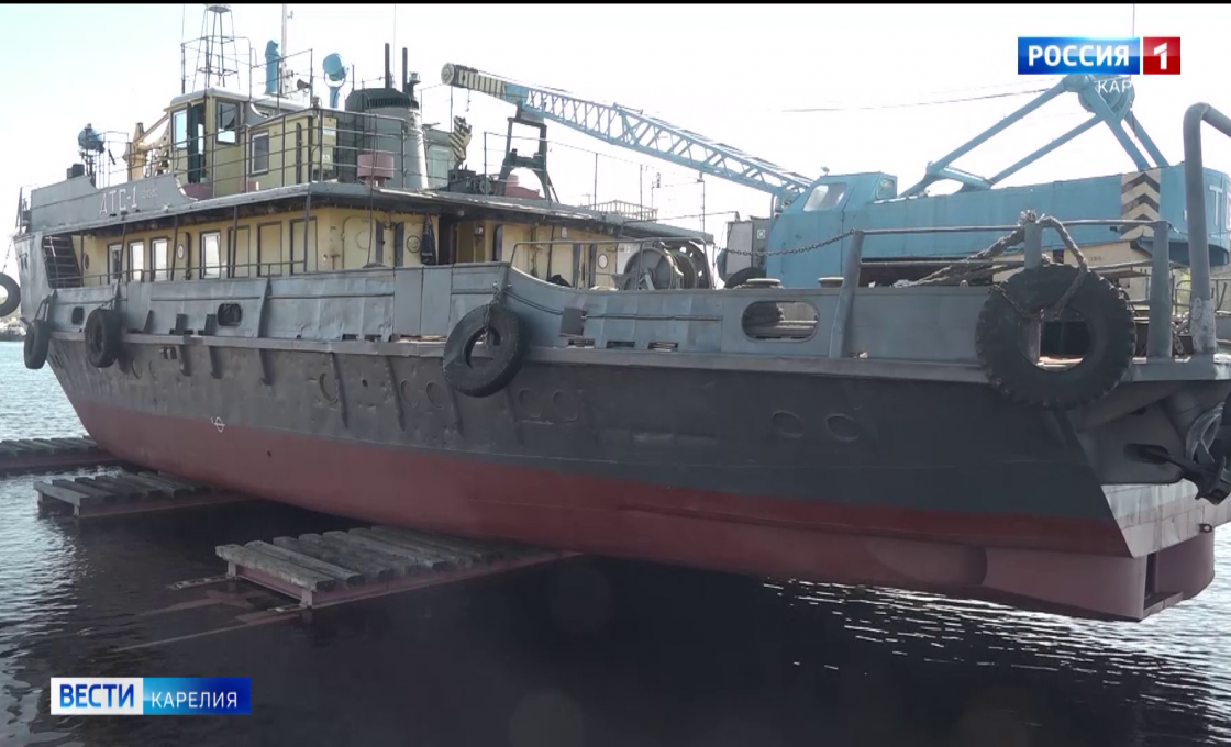 В поселке Пиндуши спустили на воду отремонтированный плавучий кран