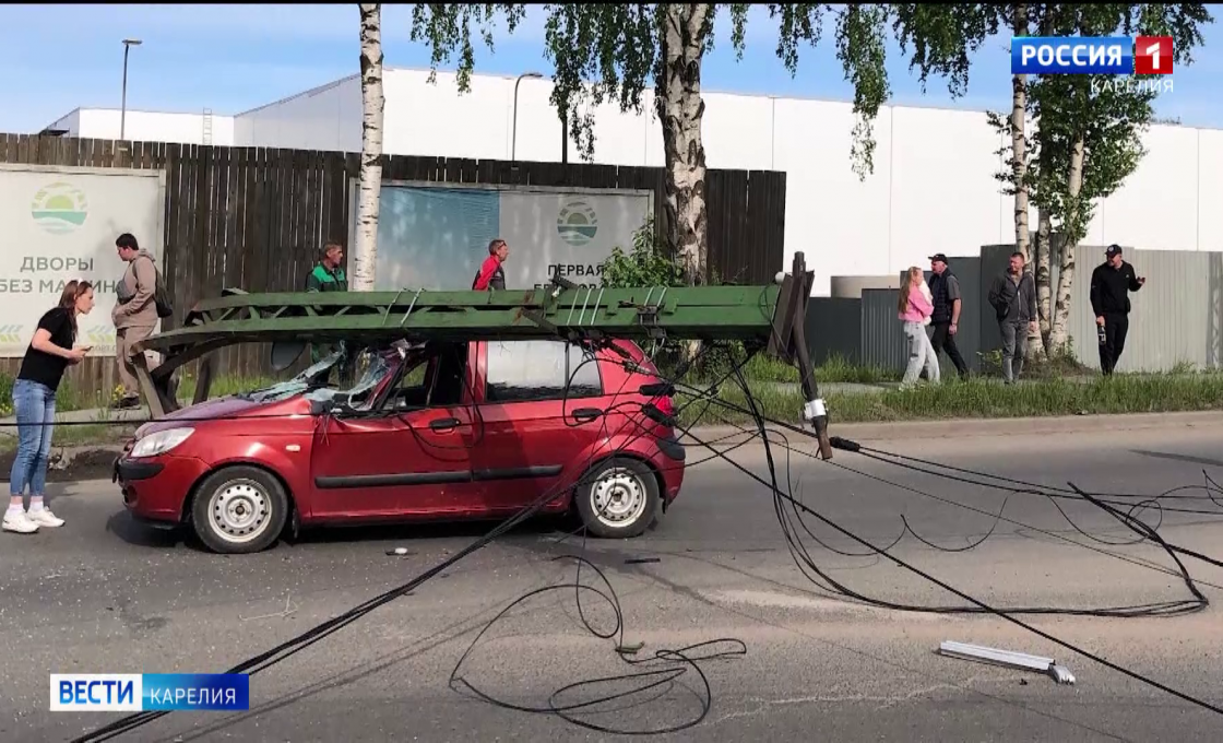 В Петрозаводске опора ЛЭП рухнула на автомобиль