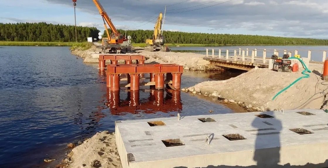По просьбам жителей в поселке Ондозеро ремонтируют мост