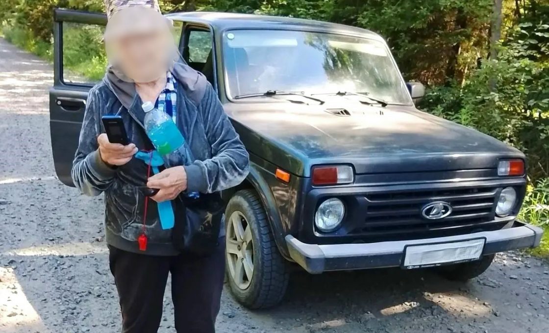 В Прионежском районе спасатели вывели из леса пожилую женщину