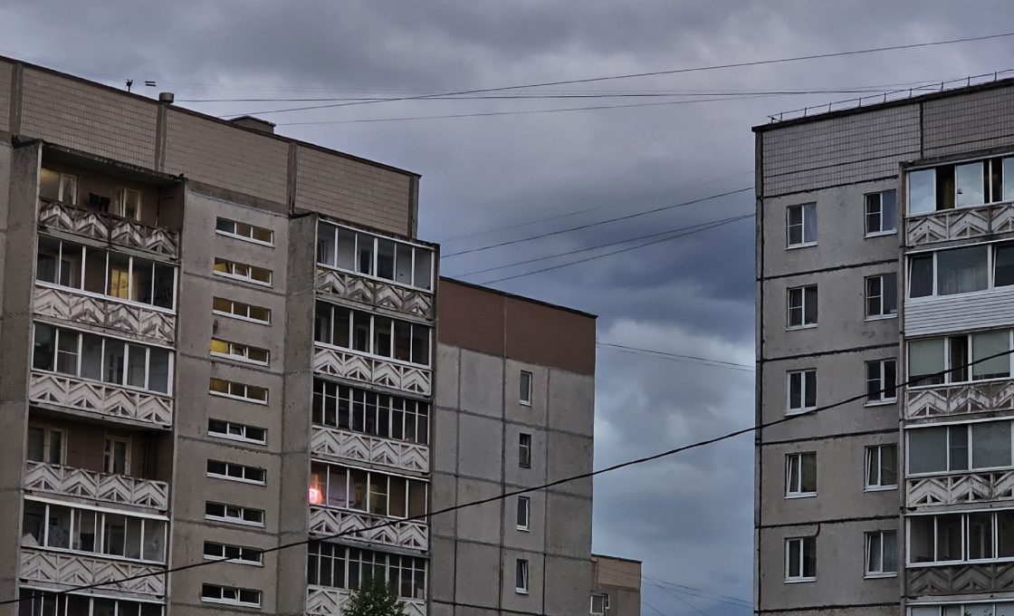 В Петрозаводске мужчина выпал из окна восьмого этажа
