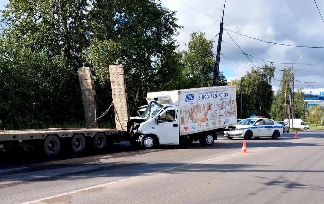 Грузовик врезался в фуру в Петрозаводске