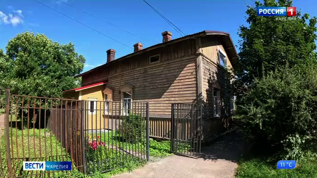 В Сортавале восстановили крыльцо дома матери участника СВО