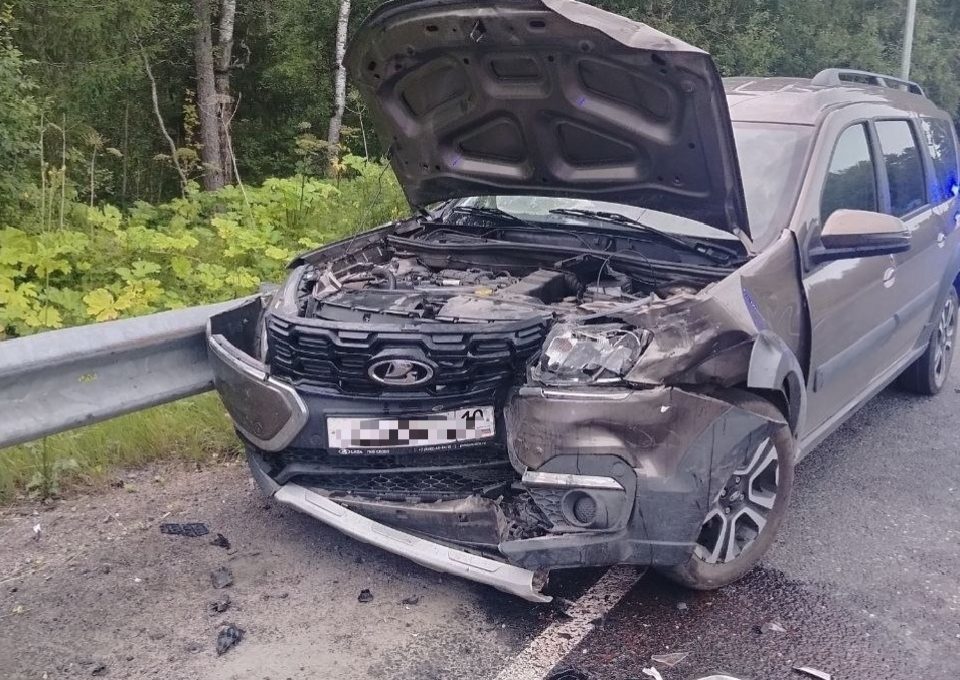 В Карелии два человека пострадали в лобовом столкновении автомобилей