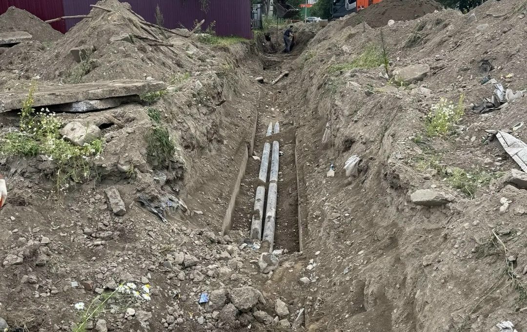 В поселке Мелиоративный ремонтируют теплопровод
